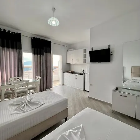 Gjoka & Apartments, In Front Of Bougainville Bay アパート Sarandë