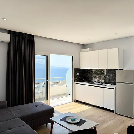 Gjoka & Apartments, In Front Of Bougainville Bay アパート